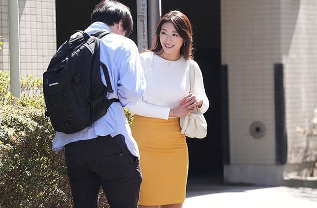 【美人奥さん×クンニ好き】若い男の舌遣いにマン汁が止まらない！騎乗位でバックでハメられ満足しながら狂っちゃうｗ