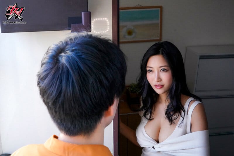 【美人奥さん×誘惑】若い男に手マンされマン汁が溢れ出す！お口で大きくしたサオでバックや騎乗位で突かれちゃうｗ
