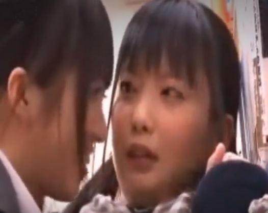 【ロリ美少女×レズプレイ】ピンク色の舌を絡ませエロいキスをしちゃう！オッパイをいじられ乳首がビンビンｗ