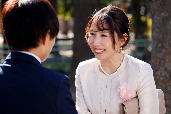 【義母】父の妻になった憧れのヒト…離れて過ごした学生生活の終わりに訪れた内緒の卒業式！艶やかな唇と熱い膣内が理性を奪うｗ