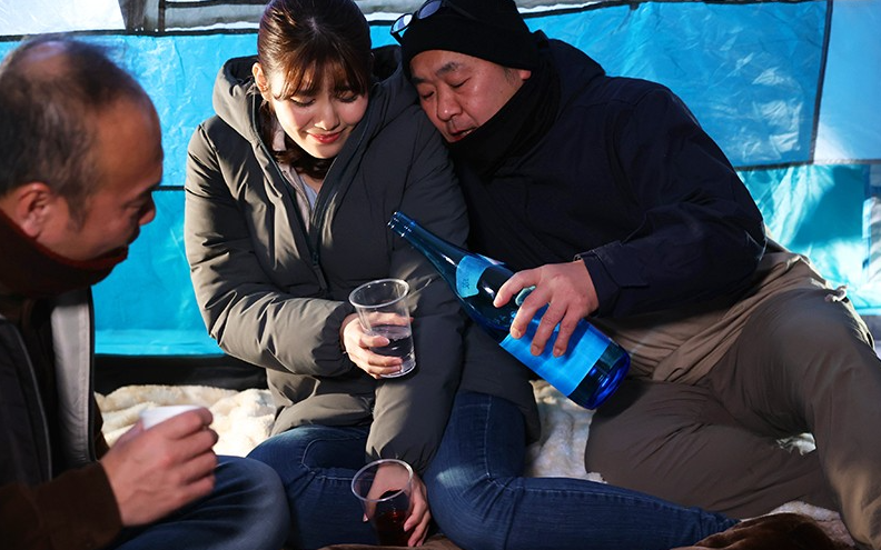 【強姦自治会】人妻に襲い掛かる卑劣な罠！酒に盛られ朦朧とする意識…抵抗できぬままにカラダを汚され心も踏みにじられる！