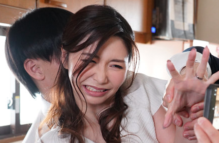 【美人ママ×輪姦】激しい手マンにオッパイを振るわせながら抵抗する！徐々に気持ち良くなりイカされちゃうｗ