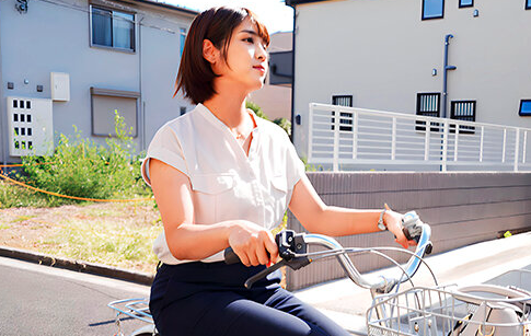 【若奥さん×パイズリ】他人棒と騎乗位で繋がり自分からお尻を振っちゃう！アソコを締め付け最後はお口でザーメン受けとめるｗ