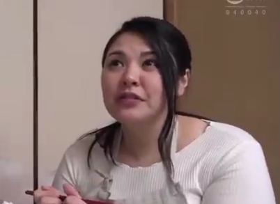 【ムチムチ熟女×裸にエプロン】激しい手マンされ爆乳を揺らしながら悶えてしまう！他人棒に突かれてたっぷり中に出されちゃうｗ