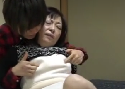 【ムチムチおばさん×手マンに悶絶】若い男にアソコを舐められオッパイを振るわせ感じちゃう！正常位でハメられイッテしまうｗ