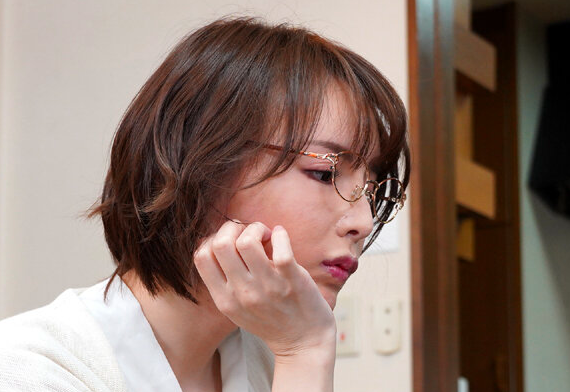 【美人奥さん×クンニ責め】義父の舌遣いにエビ反りになって悶えちゃう！手マンされるといやらしい音が響き出すｗ