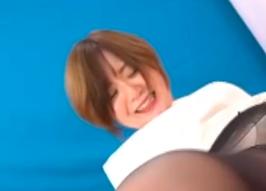 【パンスト美女×悶絶】バイブや手マンに感じてオシッコ漏らしちゃう！勢い良すぎてカメラにぶっかけてしまうｗ