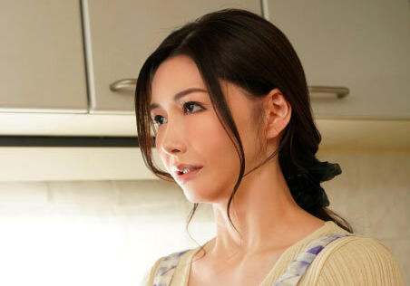 【美熟女×汗だくファック】婿に跨りお尻をピストンさせちゃう！アソコを締め付け気持ち良くさせお口でザーメン受け止めるｗ