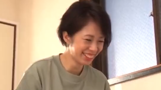 【美熟女×中出し】お口で他人棒をマッサージしてあげる！アソコでも咥えたくなりバックからハメさせちゃうｗ