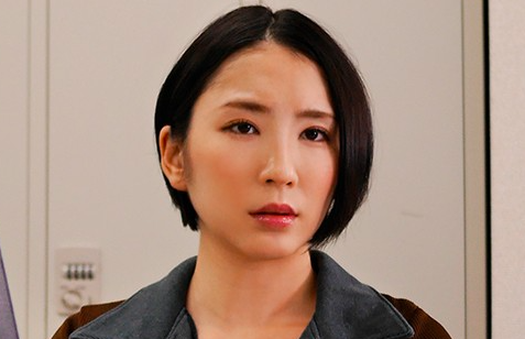 【色白美女×クンニに感じる】デスクに押し倒され強引にバックからハメられちゃう！抵抗しながらも気持ちよくなってしまうｗ