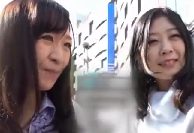 【淫乱母娘×クンニでイカせる】2人の美女に全身を舐められ勃起してしまう！熟したアソコと新鮮な割れ目を食べ比べちゃうｗ