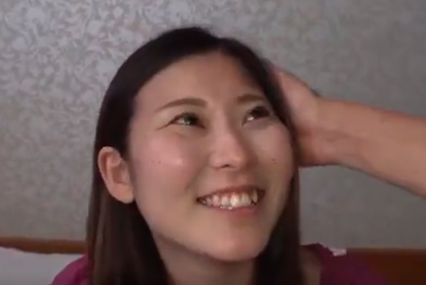 【豊満お姉さん×電マ責め】騎乗位で男に跨り大きなお尻を振り下ろす！気持ち良くて泣きそうなイキ顔してしまうｗ
