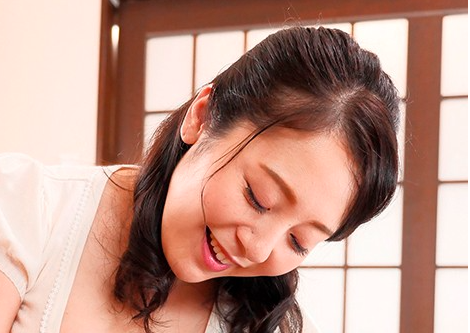 【ムチムチ熟女×デカ乳輪】義理の息子のサオをシコシコしちゃう！反り返った肉棒を咥えてザーメン抜いてあげるｗ