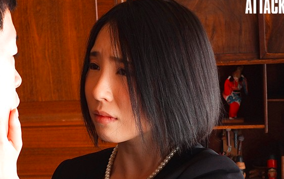 【美熟女×無理やりフェラ】パンスト脱がされ強引にクンニされちゃう！手マンされるとグチョグチョといやらしい音が響き渡るｗ