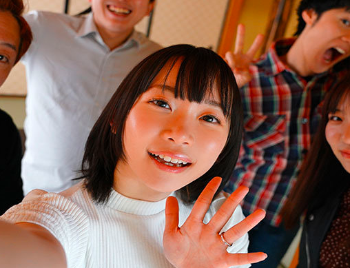 【ロリ顔奥さん×乳首責め】ピンクの割れ目を男たちにいじられ濡れてしまう！無理やりフェラされザーメンかけられちゃうｗ