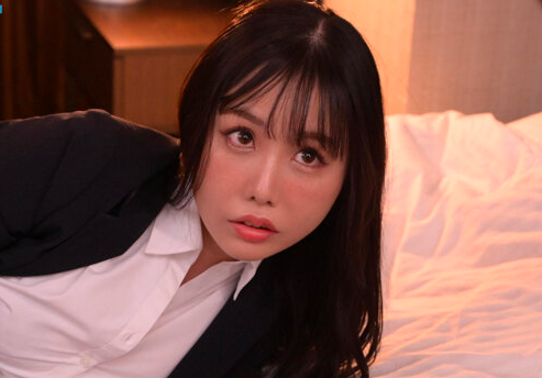 【美人OL×顔面発射】立ちバックでパコられ背中を反り返して悶えちゃう！絶倫男に責められ何度もイカされるｗ