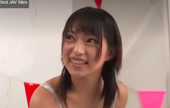 【貧乳美女×手マンでぐしょ濡れ】立ちバックで突かれて髪を振り乱し感じちゃう！大股開きでハメられザーメン注入されるｗ