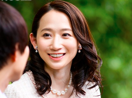 【美熟女×誘惑】若い男にクンニされ乳首を尖らせ感じちゃう！正常位で繋がりアソコを締め付けイカせてあげるｗ