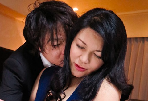 【巨乳熟女×お掃除フェラ】婿の顔面にアソコを押し付けて気持ち良くしてもらう！正常位でハメてたっぷり中出しされちゃうｗ