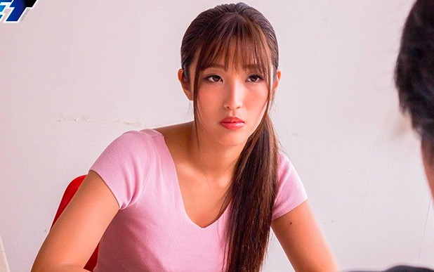 【美人ママ×お口抜き】立ちバックでハメられ気持ち良くて倒れてしまいそう！正常位で繋がると脚を男に絡めて放さないｗ