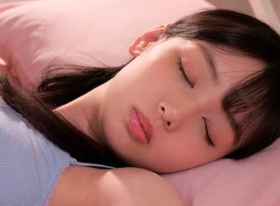 【美少女×乳首ビンビン】大股開きで手マンされマン汁が溢れ出しちゃう！割れ目を舐められてお尻をヒクヒクさせてしまうｗ