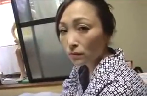 【淫乱姑×エロい腰振り】下から突き上げられ何度もイカされちゃう！中出しされたザーメンを自分で掻き出してしまうｗ