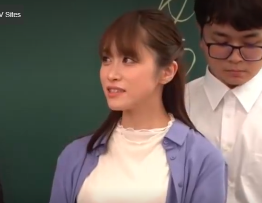 【美人教師×乳首責め】大勢の前で手マンされエロい顔で悶えちゃう！バックでハメられエビ反りになってイカされるｗ