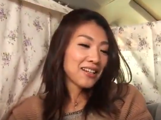【美人奥さん×電マ責め】黒い乳首を舐められてマン汁が溢れ出す！騎乗位で繋がると自分から腰をくねらせちゃうｗ
