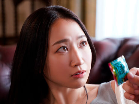 【美熟女×悶絶】若い男に手マンされ抵抗しながらも感じちゃう！いやらしい舌遣いでクンニされるとマン汁が止まらないｗ